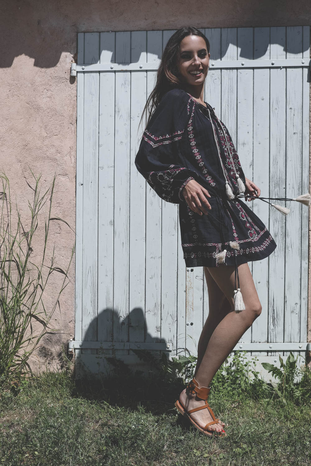 Robe courte en coton noir brod&eacute; manches longues Parsley Marant Etoile. Port&eacute; profil.