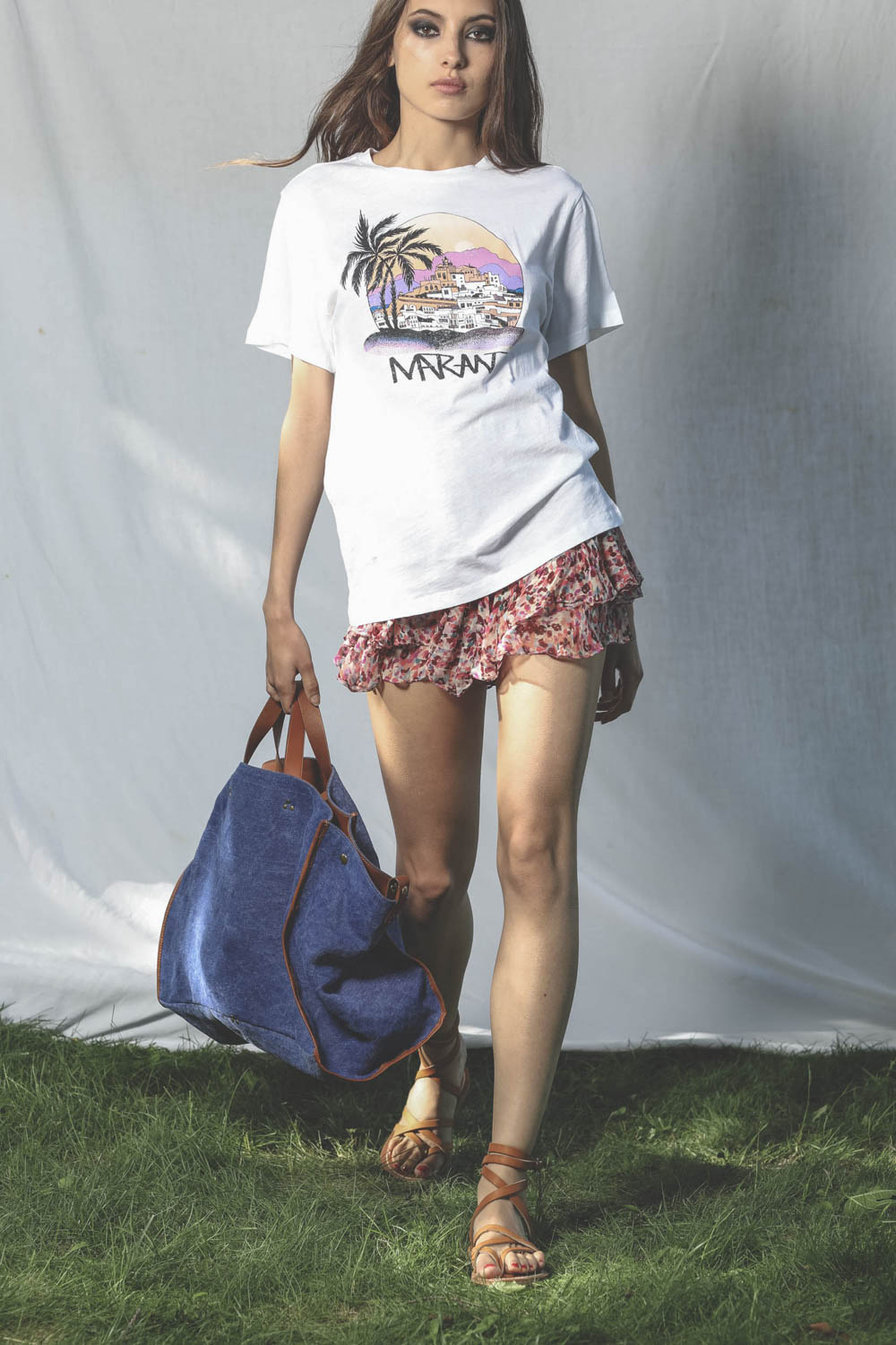 Tee-shirt col rond manches courtes en coton blanc imprimé paysage Zewel Marant Etoile. Porté avec un short mini-jupe.