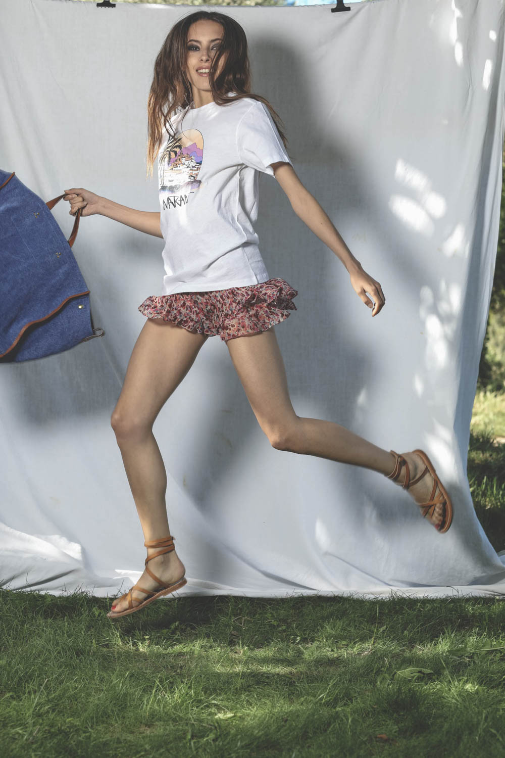 Tee-shirt col rond manches courtes en coton blanc imprimé paysage Zewel Marant Etoile. Porté profil.