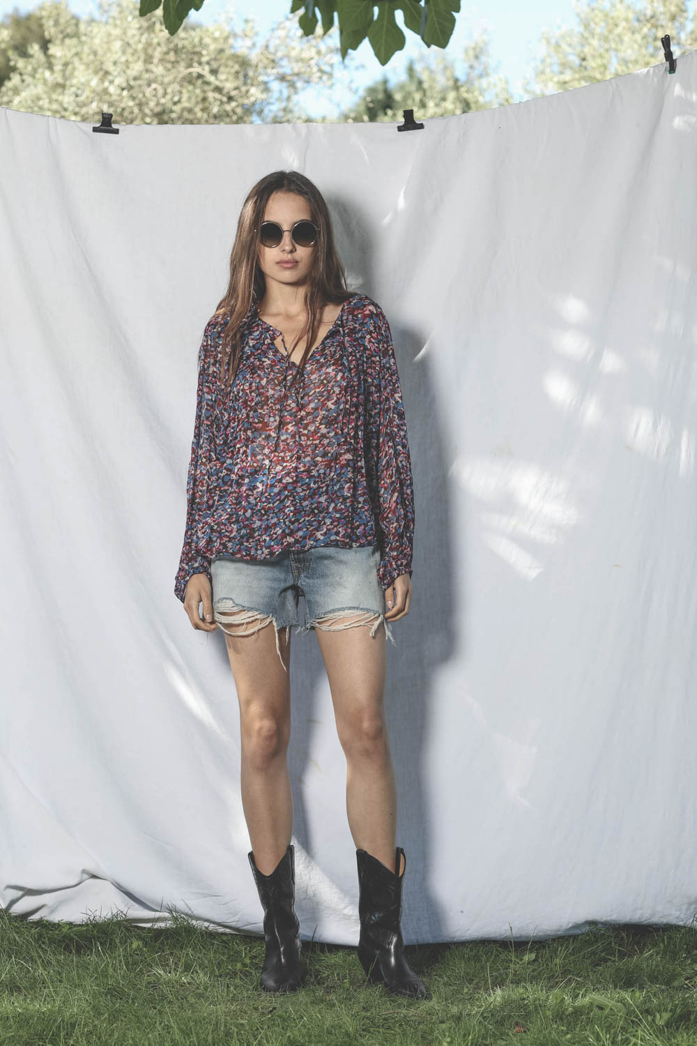 Blouse manches longues en voile viscose imprimée bleue et rose Daytonea Marant Etoile. Porté face.