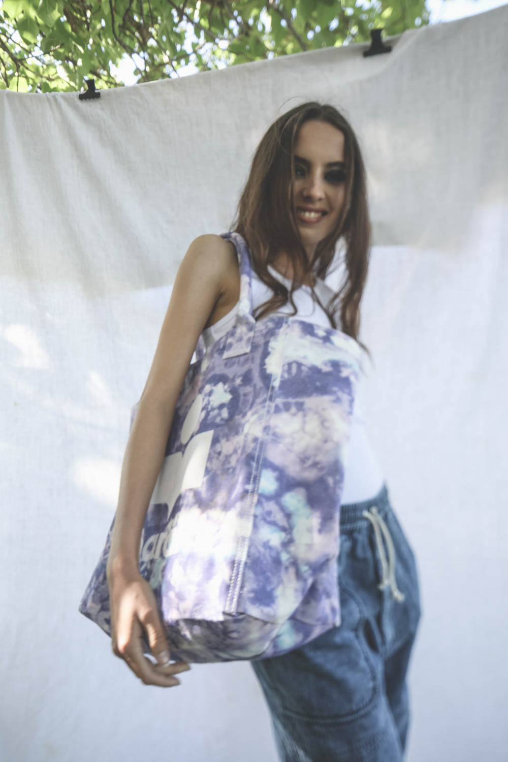 Cabas en toile tie and dye bleu Yenky logo Isabel Marant. Porté.