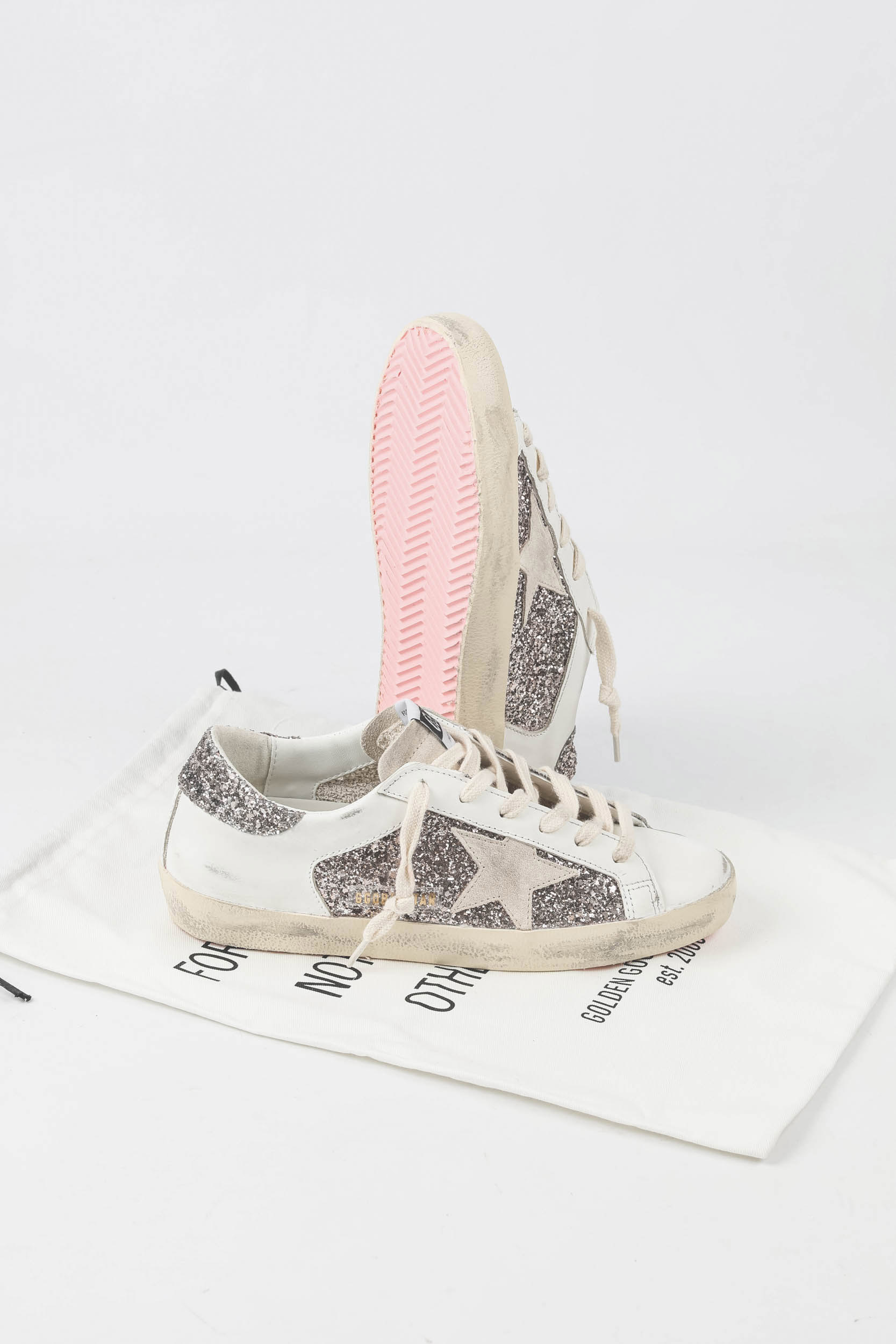 Sneakers Superstar en cuir blanc et paillettes argent 82533 Golden Goose femme. Dessous de la semelle rose. 