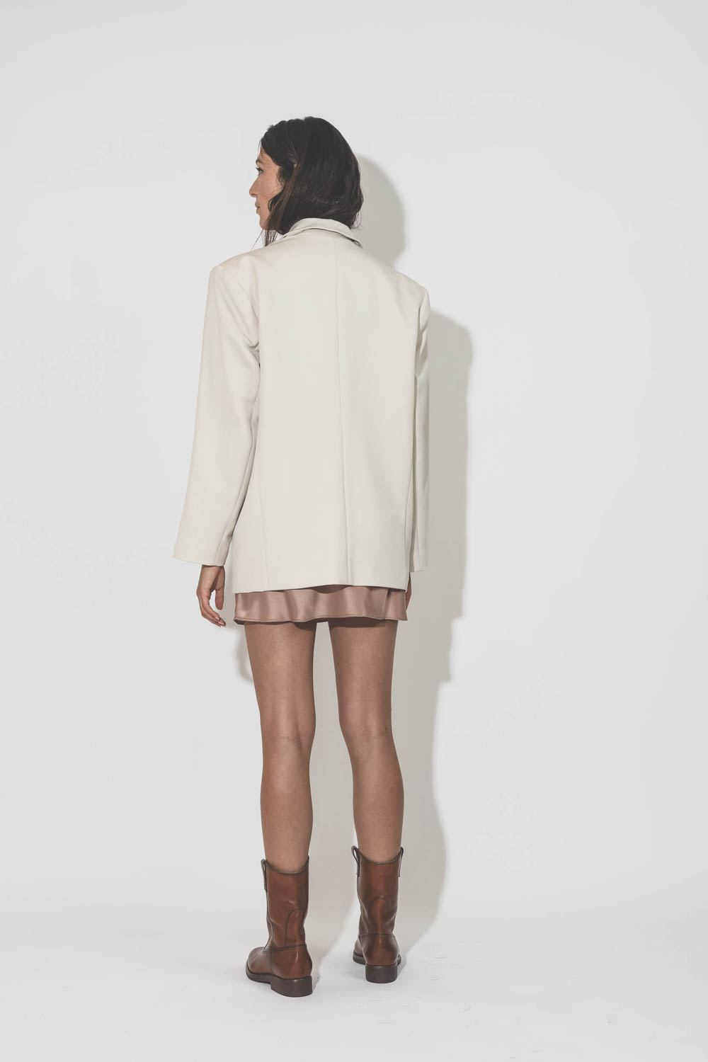 Veste droite écru Quinn Anine Bing. Porté de dos.