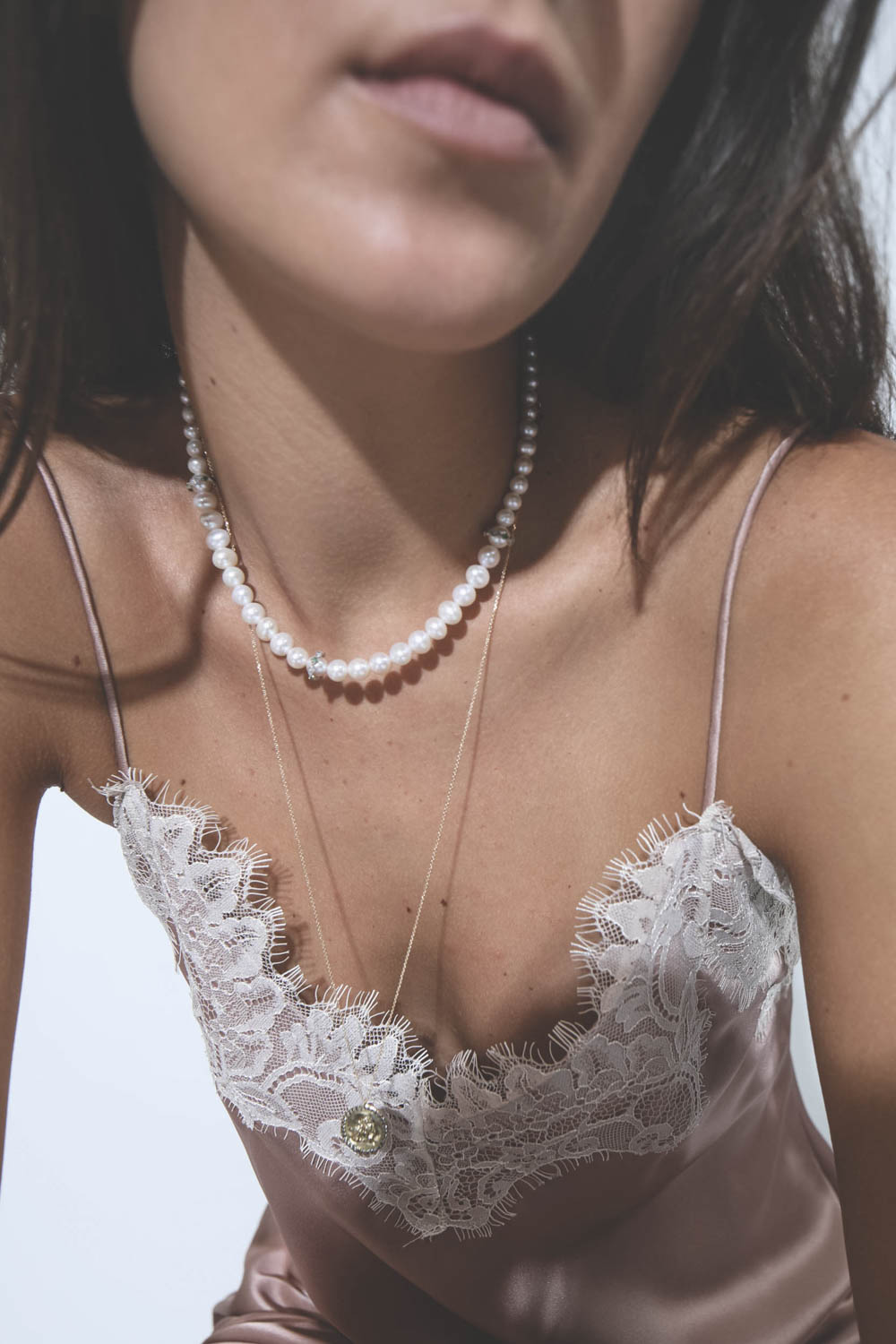 Collier court en perle émeraudes et diamants Chelsea N°2 Pascale Monvoisin. Porté de face.  