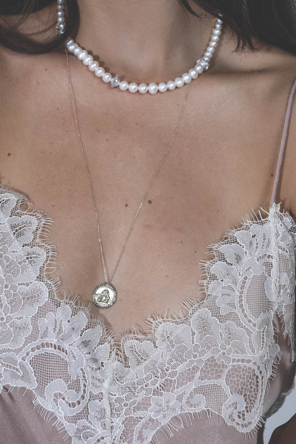 Collier court en perle émeraudes et diamants Chelsea N°2 Pascale Monvoisin. Porté avec un collier long médaille.