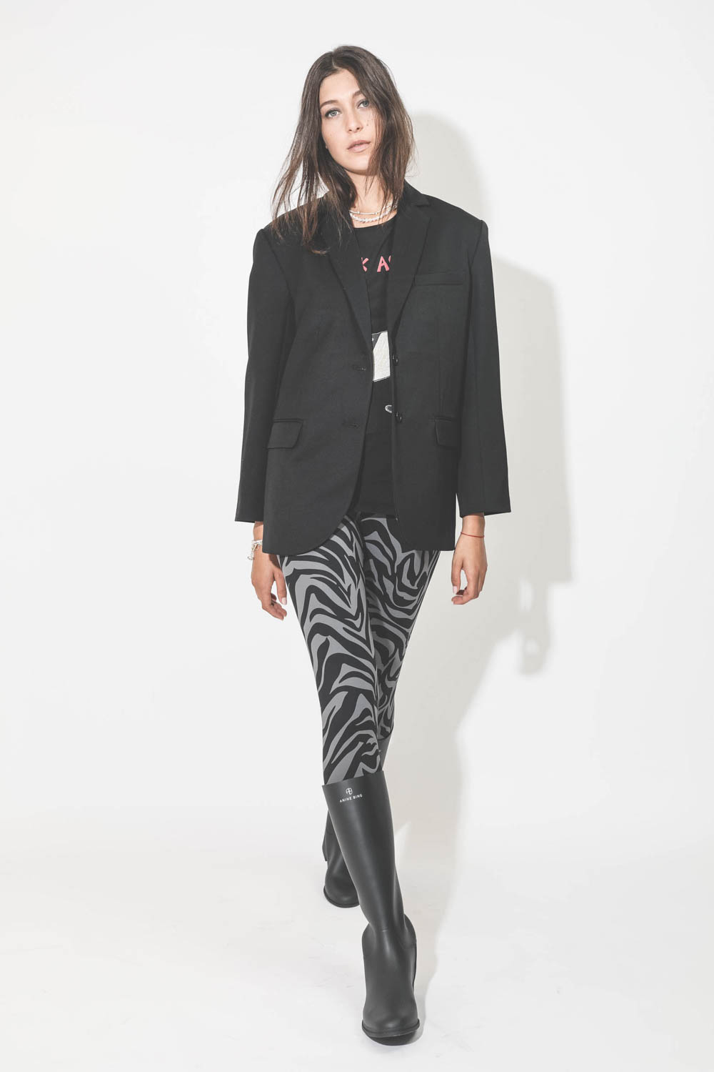 Leggings imprimé zèbre gris et noir Blake Anine Bing. Porté de face.