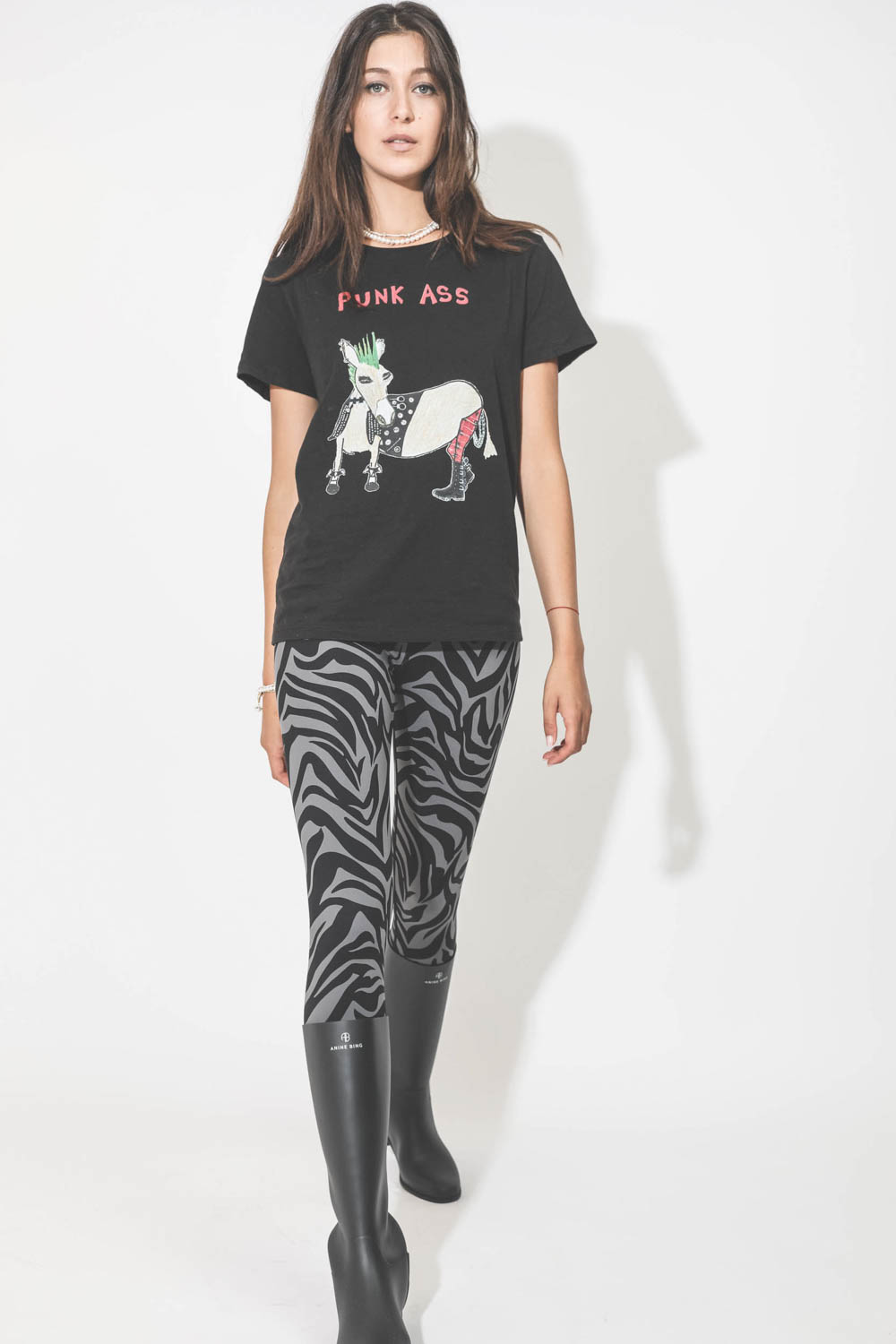 Leggings imprimé zèbre gris et noir Blake Anine Bing. Porté avec un tee-shirt manches courtes noir.