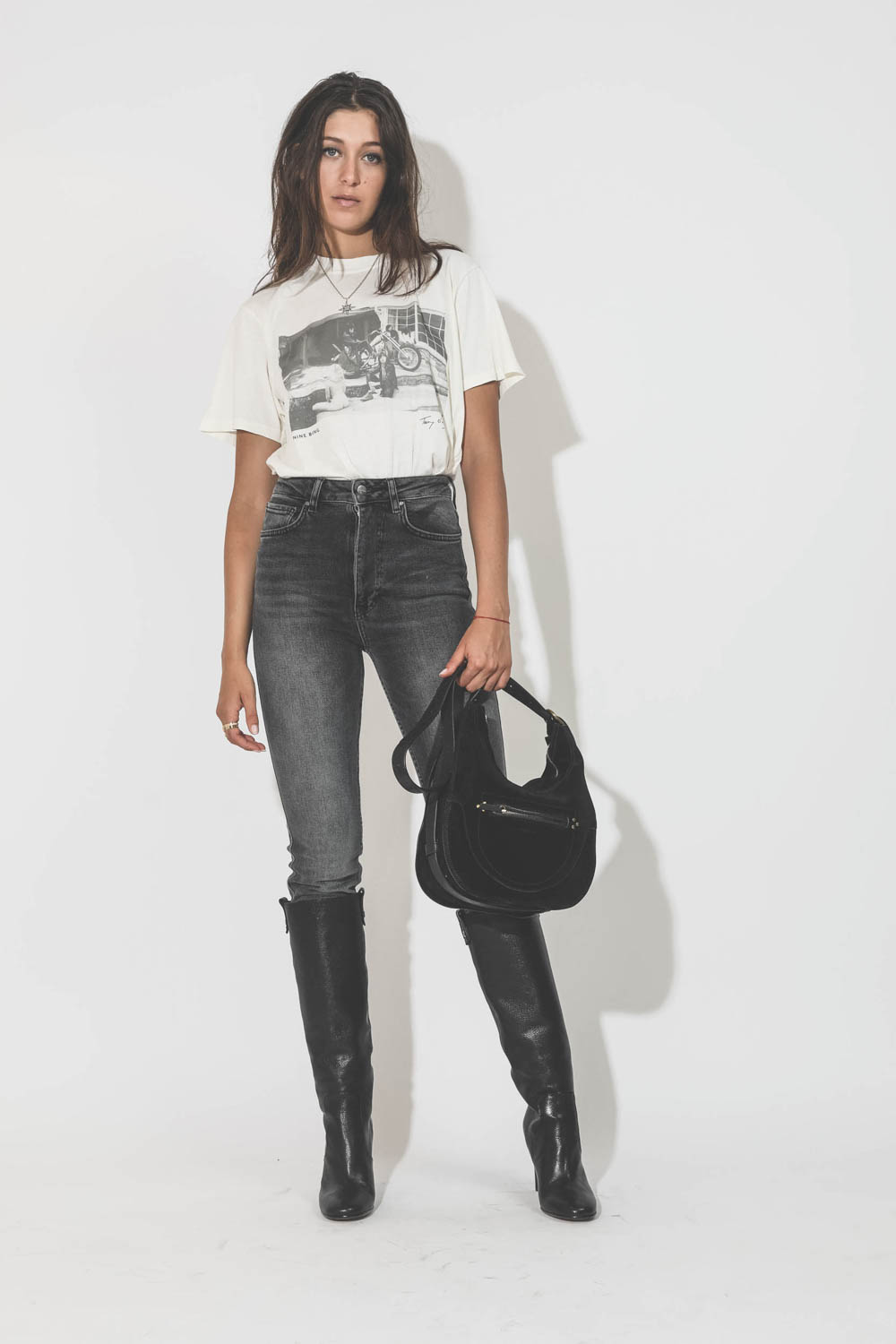 Bottes en cuir grainé noir à talons haut Helen Golden Goose. Porté avec un jean skinny.