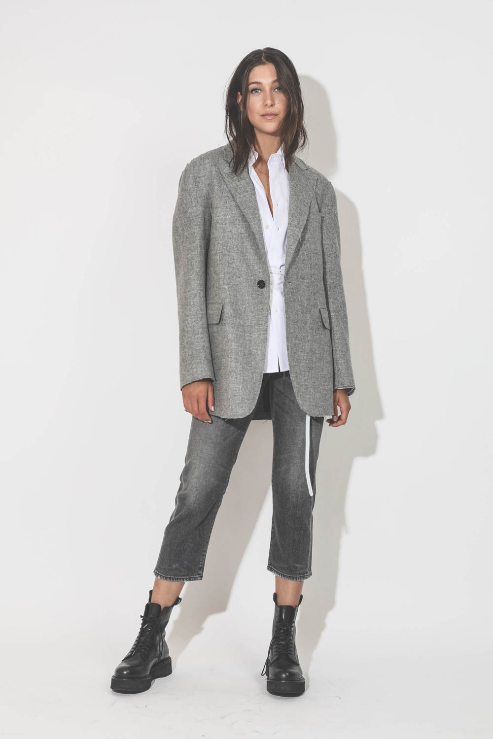Blazer en flanelle grise bord franc R13. Porté avec une chemise blanche.