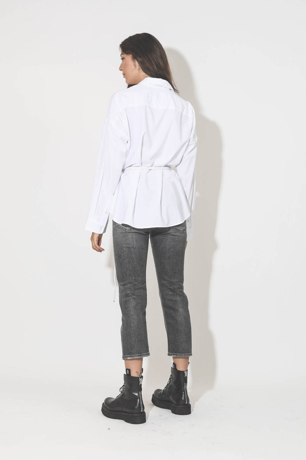 Chemise manches longues blanches en rayonne et polyester, esprit vintage R13. Porté dos ceinturé à la taille.