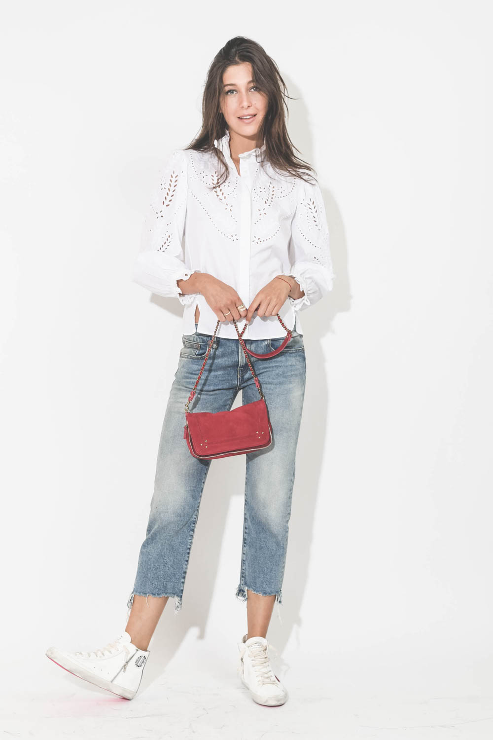 Chemise manches longues gigot en popeline de coton blanc brodé Raissa Marant Etoile. Porté avec un jean court bleu ciel.