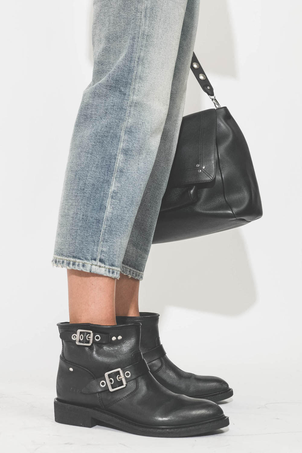 Sac Lulu XL Calfskin Noir Silver Jérôme Dreyfuss. Porté avec des boots de biker Golden Goose.