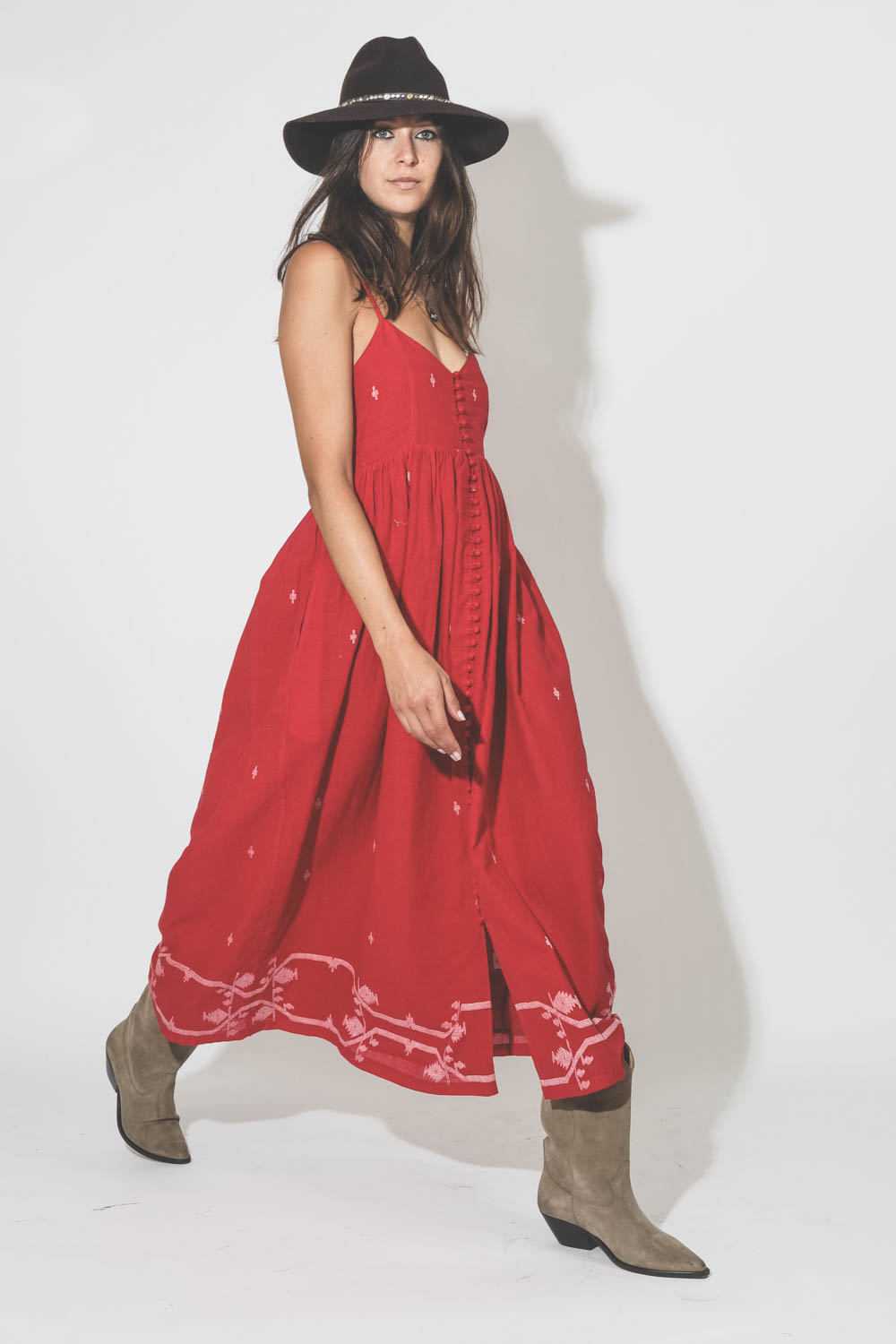 Robe midi fines bretelles en coton rouge brodée Alix of Bohemia. Porté avec un chapeau.