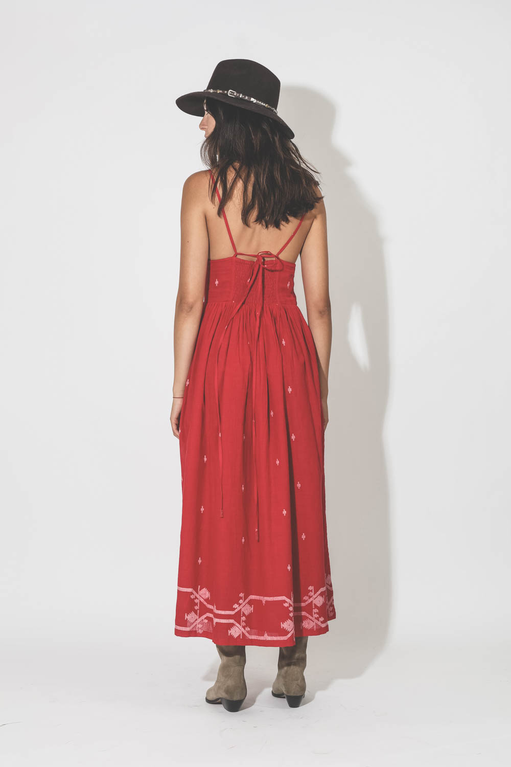 Robe midi fines bretelles en coton rouge brodée Alix of Bohemia. Porté de dos.
