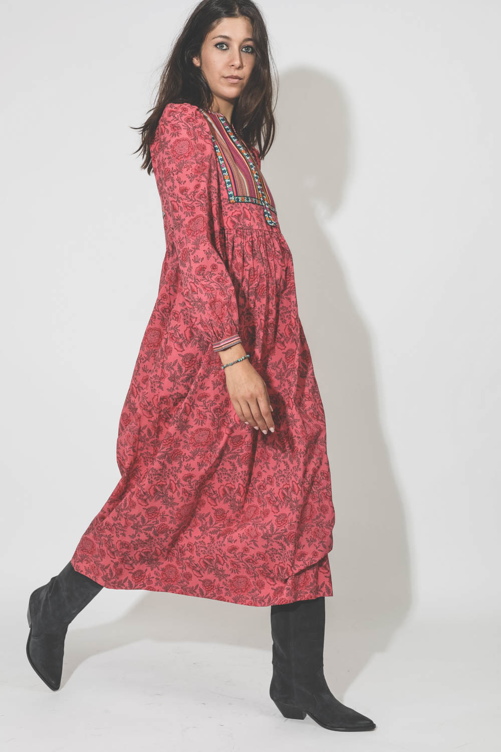 Robe midi manches longues en coton imprimé fleurs plastron rayé Alix of Bohemia. Porté de profil.