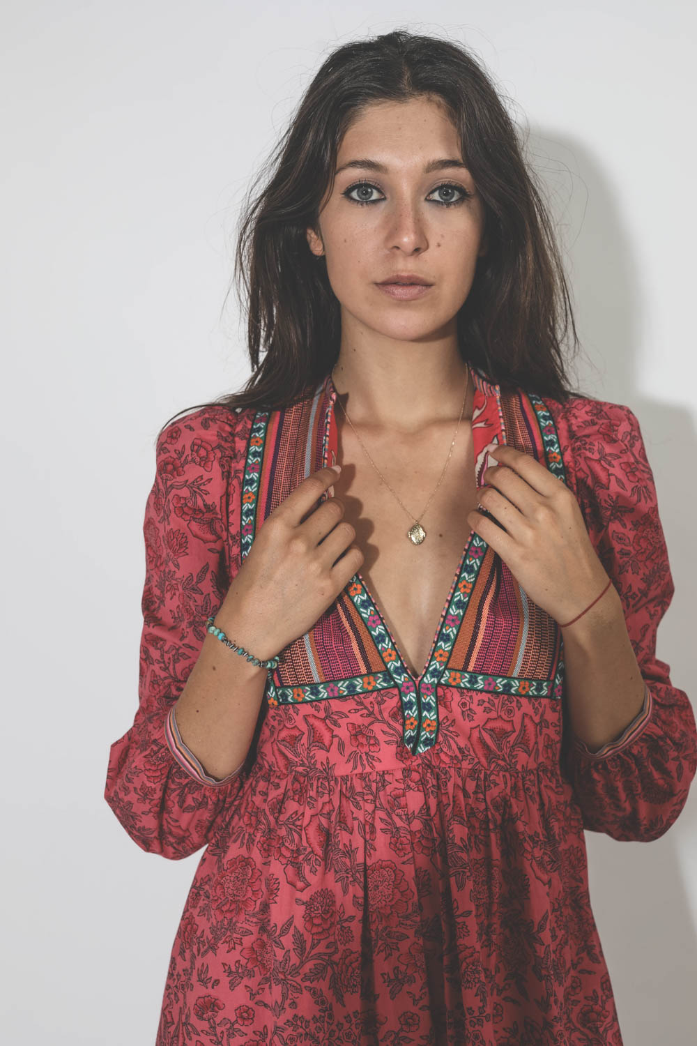 Robe midi manches longues en coton imprimé fleurs plastron rayé Alix of Bohemia. Détail du col.