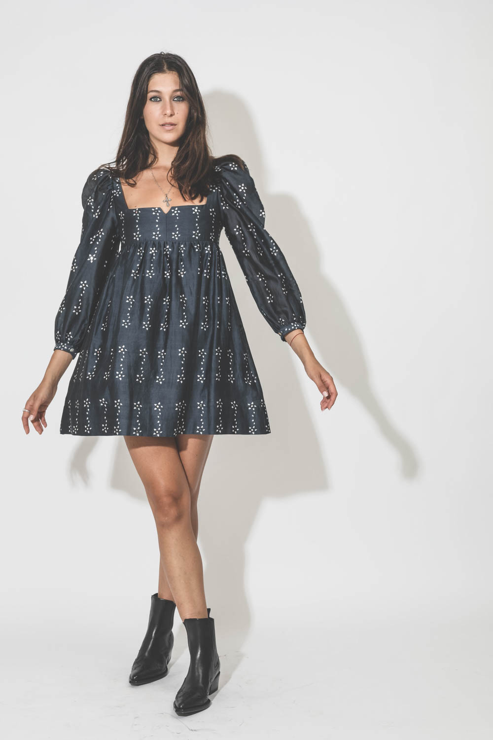 Robe courte manches longues en coton et soie imprimé noir et blanc Alix of Bohemia. Porté avec des santiags. 