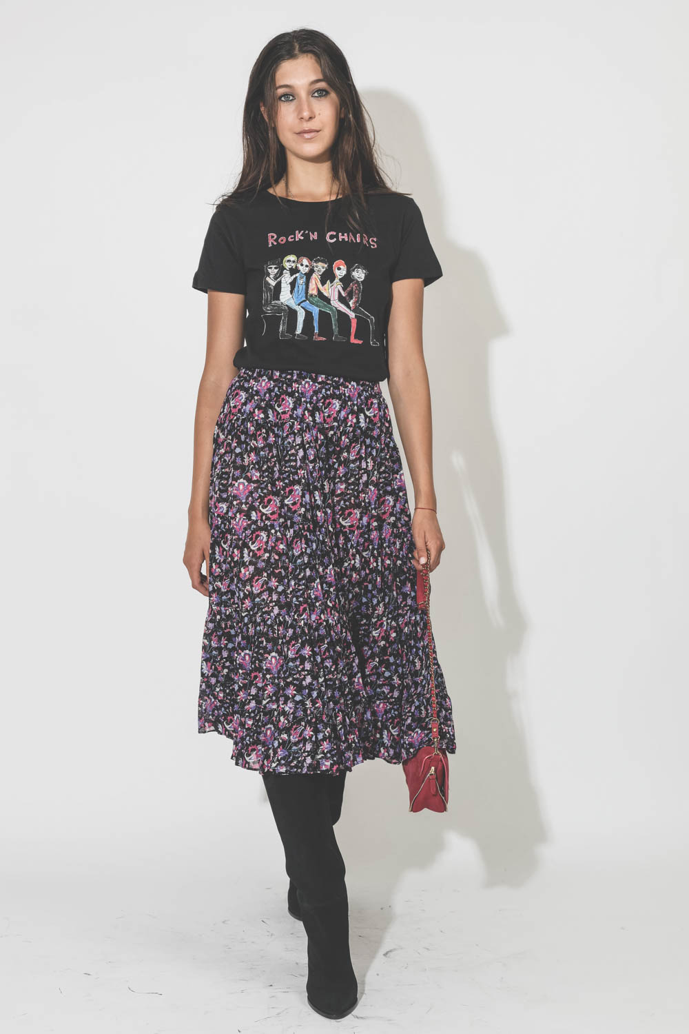 Jupe longue à volants en voile de coton imprimé fond noir fleurs rose Elfa Marant Etoile. Porté avec un tee-shirt noir rock.