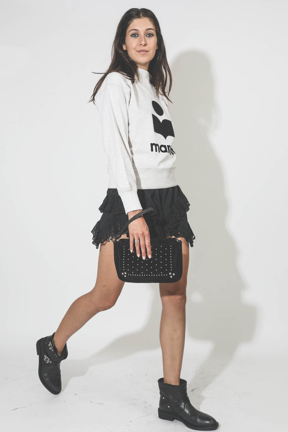 Short à volants en voile de coton noir et dentelle Kaddy Marant Etoile. Porté de profil.
