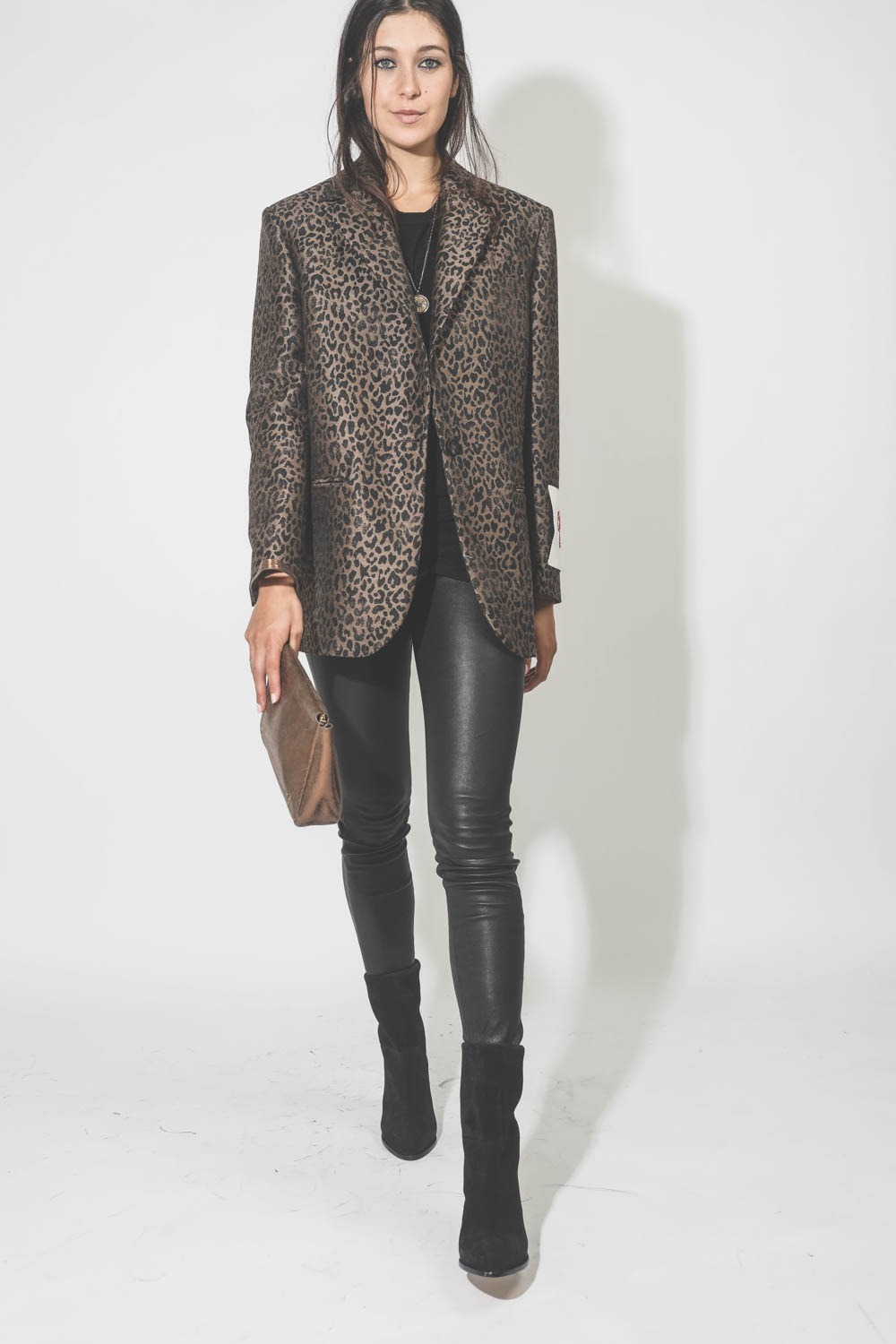 Veste droite tissu damassée léopard marron et noir Golden Goose. Porté de face.
