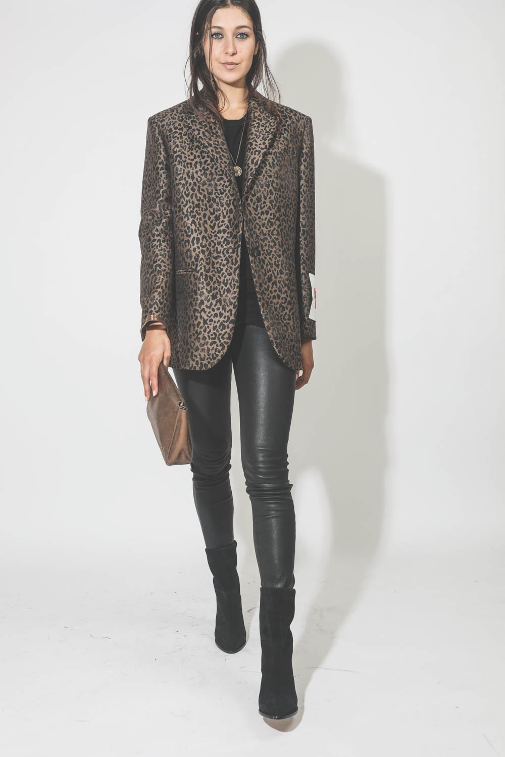 Tee-shirt sans manches asymétrique une fente en lin noir Kella Marant Etoile. Porté avec une veste léopard.
