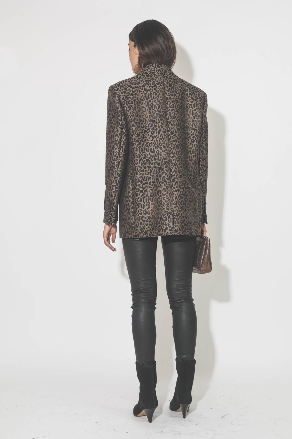 Veste droite tissu damassée léopard marron et noir Golden Goose. Porté de dos.