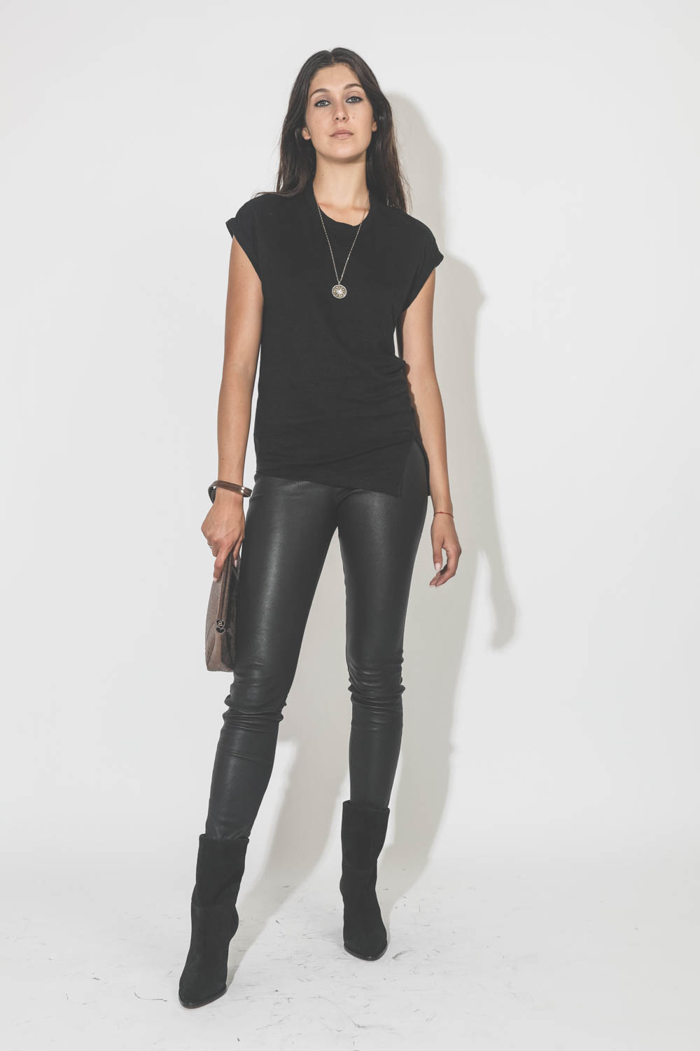 Boots à talons en cuir suédé noir Rouxa Isabel Marant. Porté avec un legging en cuir noir.