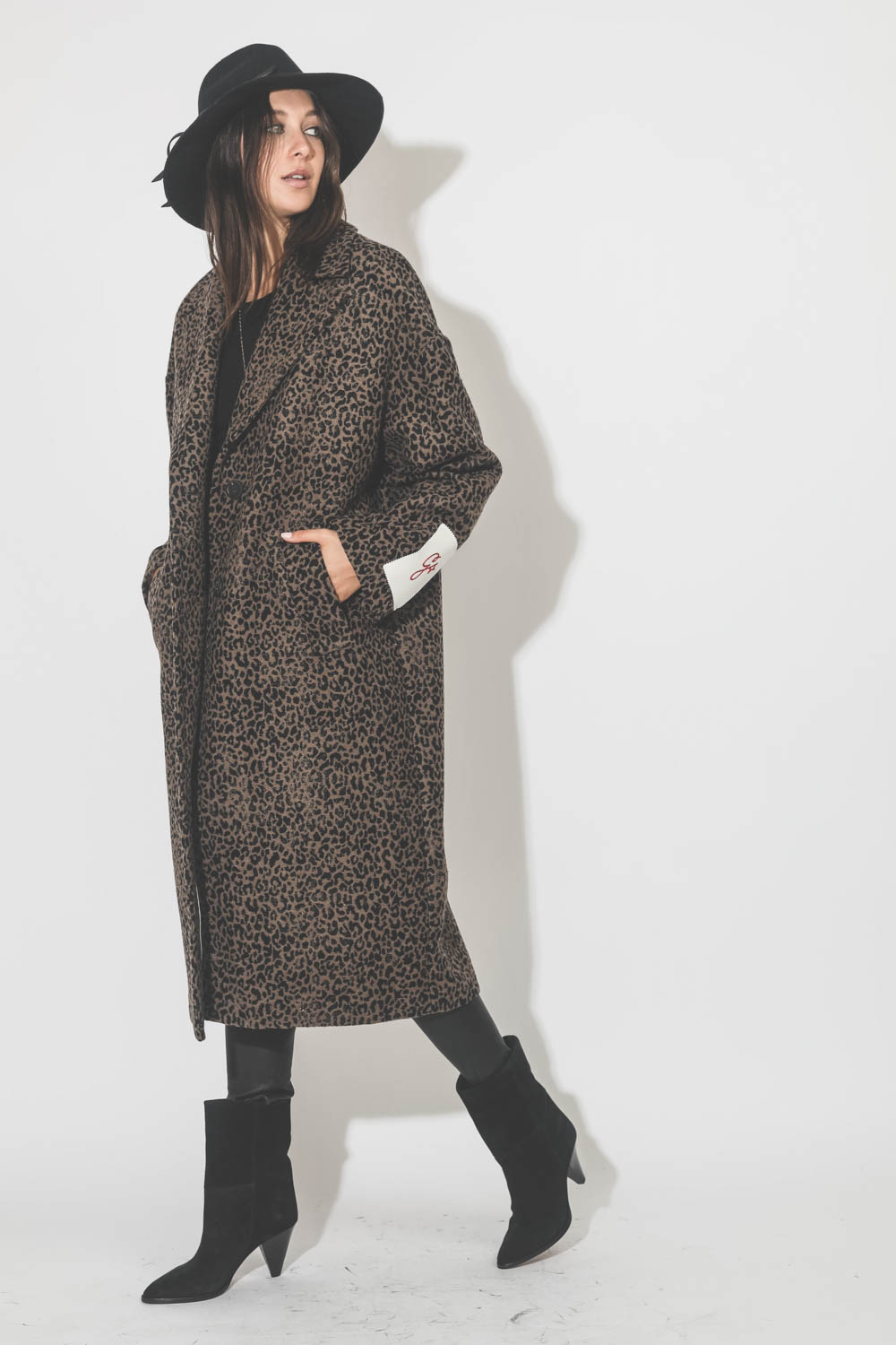 Boots à talons en cuir suédé noir Rouxa Isabel Marant. Porté avec un manteau oversize léopard.