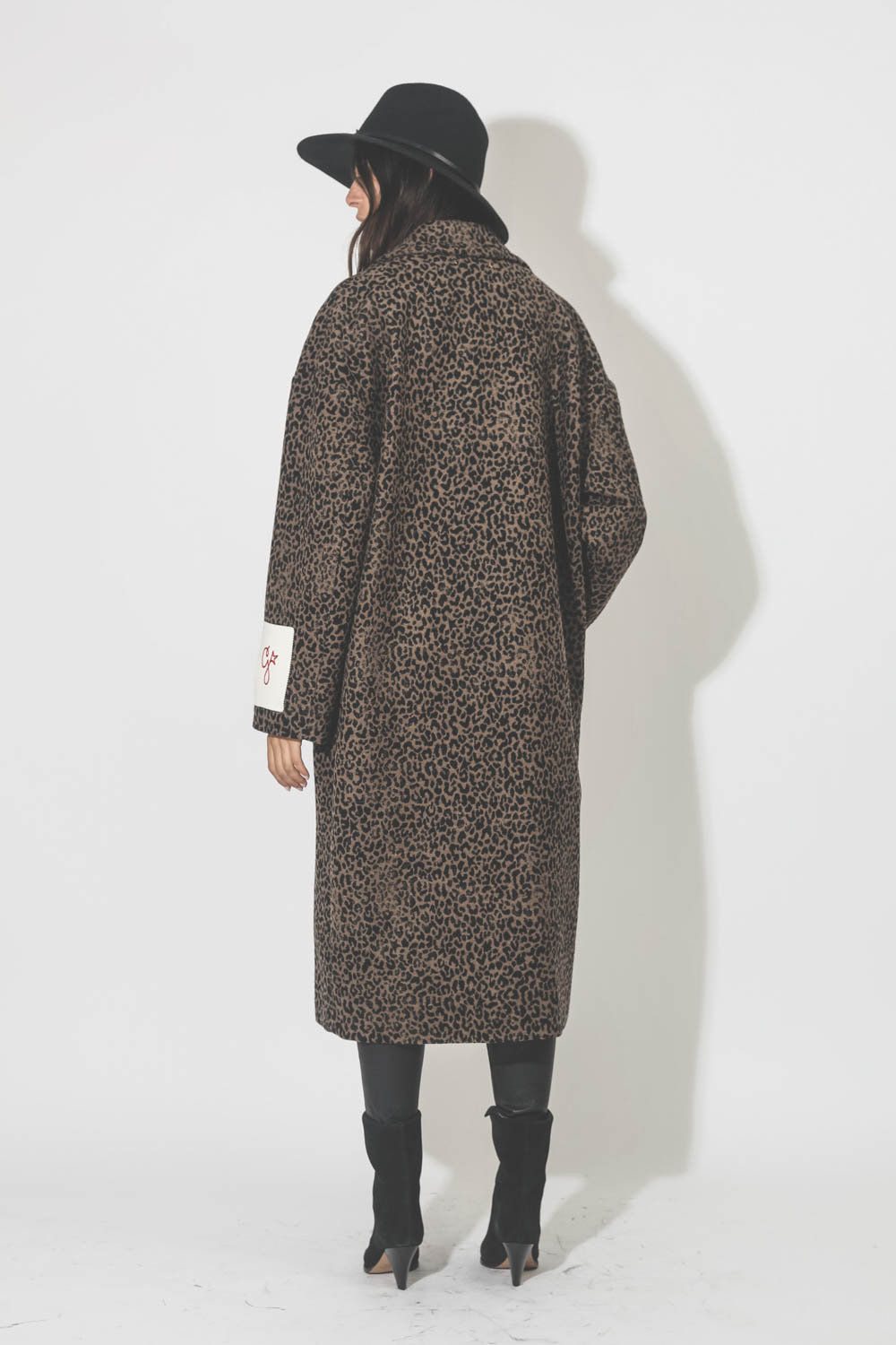 Manteau oversize en tissu damassé léopard marron et noir Cocoon Coat Golden Goose. Porté de dos.