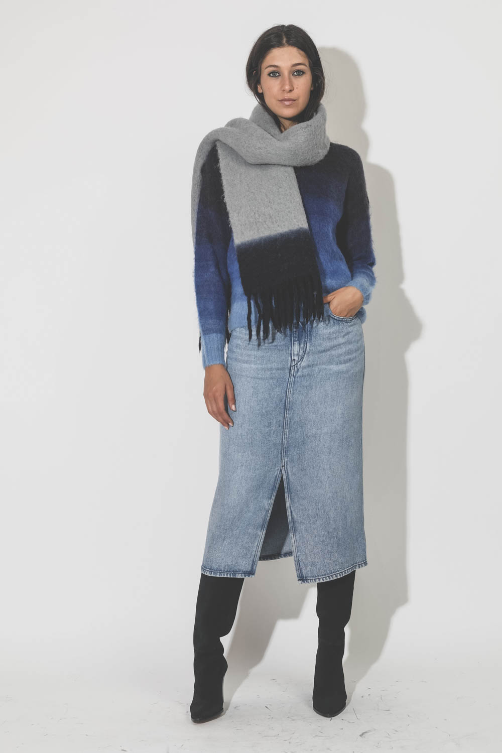 Echarpe en alpaga grise et bleue Firny Marant Etoile. Porté de face.