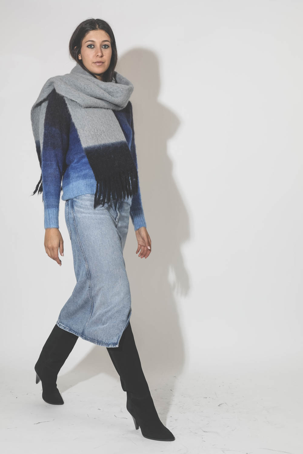 Pull en mohair tie and dye bleu Drussell Marant Etoile. Porté avec une jupe longue en jean.