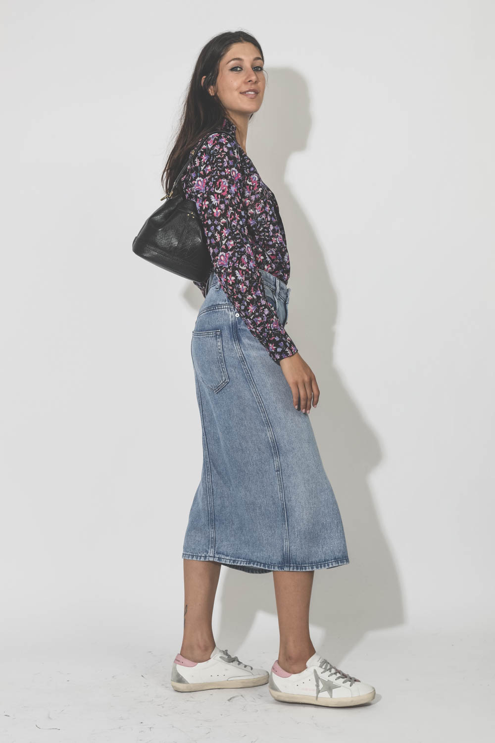 Chemise manches longues en voile de coton imprimée fleurs roses sur fond noir Gamble Marant Etoile. Porté de profil.
