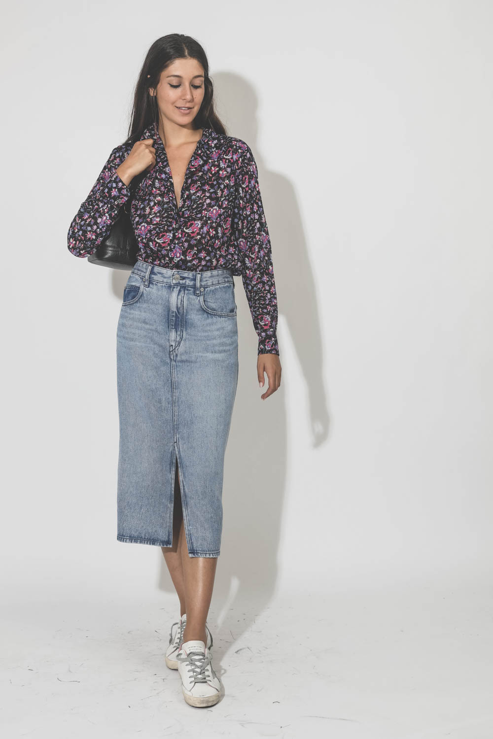 Chemise manches longues en voile de coton imprimée fleurs roses sur fond noir Gamble Marant Etoile. Porté avec un jupe en jean.
