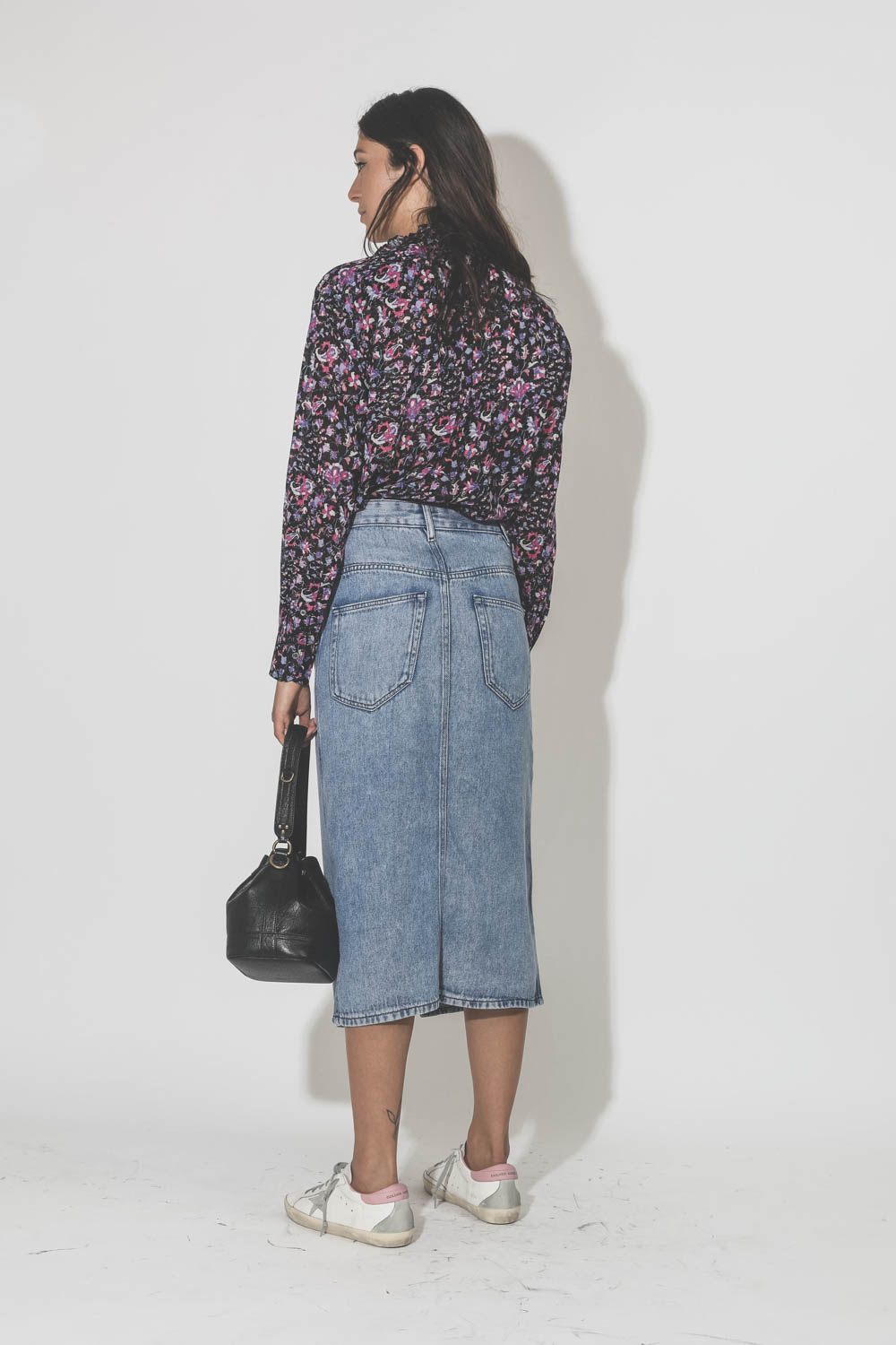 Chemise manches longues en voile de coton imprimée fleurs roses sur fond noir Gamble Marant Etoile. Porté de dos.