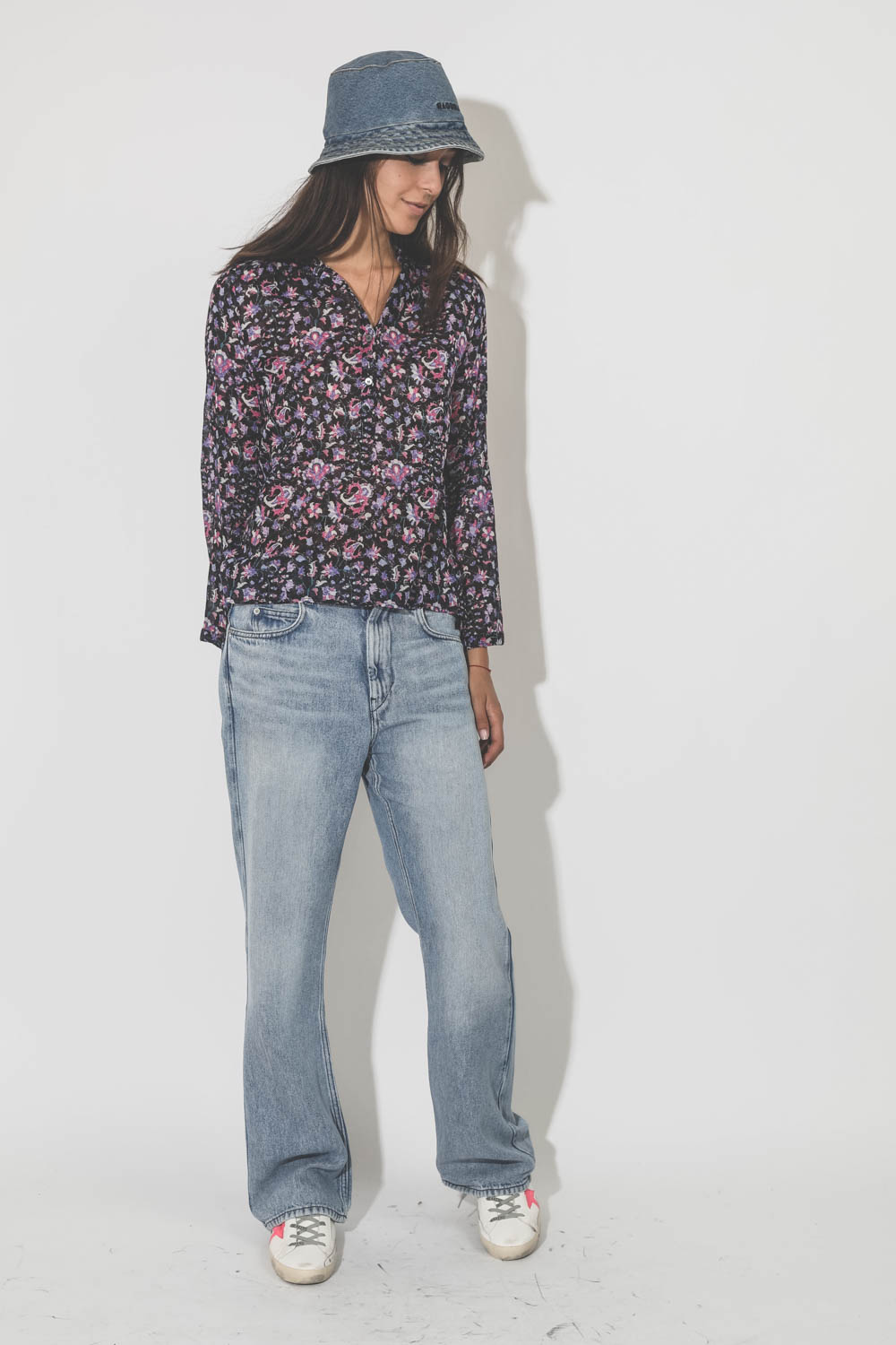 Top en voile de coton imprimé fleurs roses sur fond noir Maria Marant Etoile. Porté avec un jean fluide.