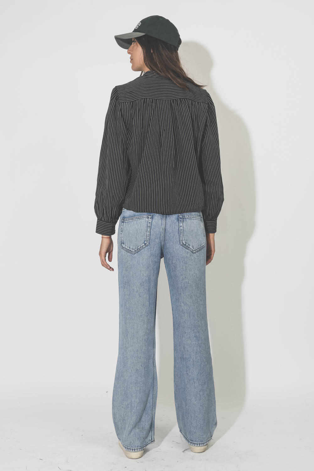 Chemise manches longues courte en coton noir rayé Susan Marant Etoile. Porté de dos.