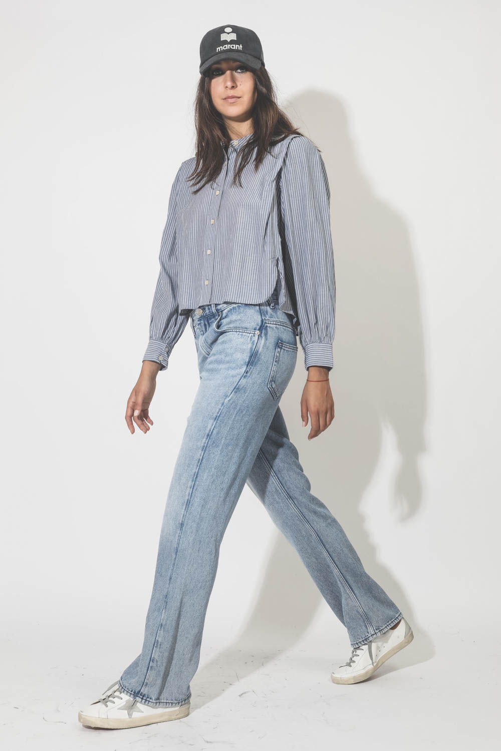 Chemise courte manches longues en coton rayé bleu ciel Susan Marant Etoile. Porté de profil.