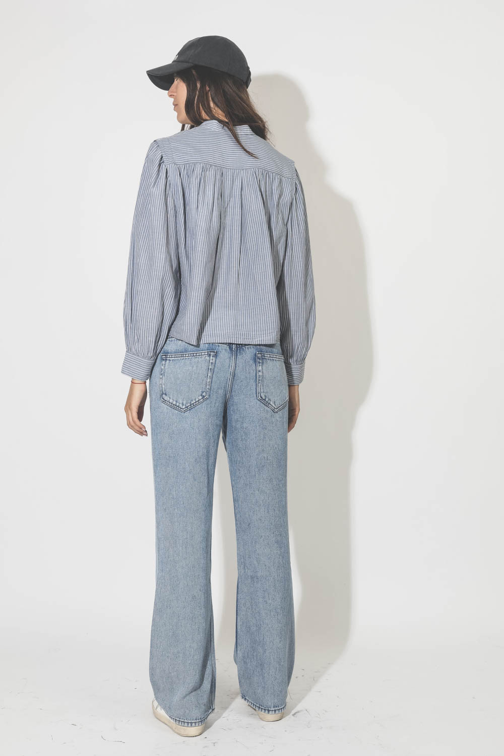 Chemise courte manches longues en coton rayé bleu ciel Susan Marant Etoile. Porté de dos.