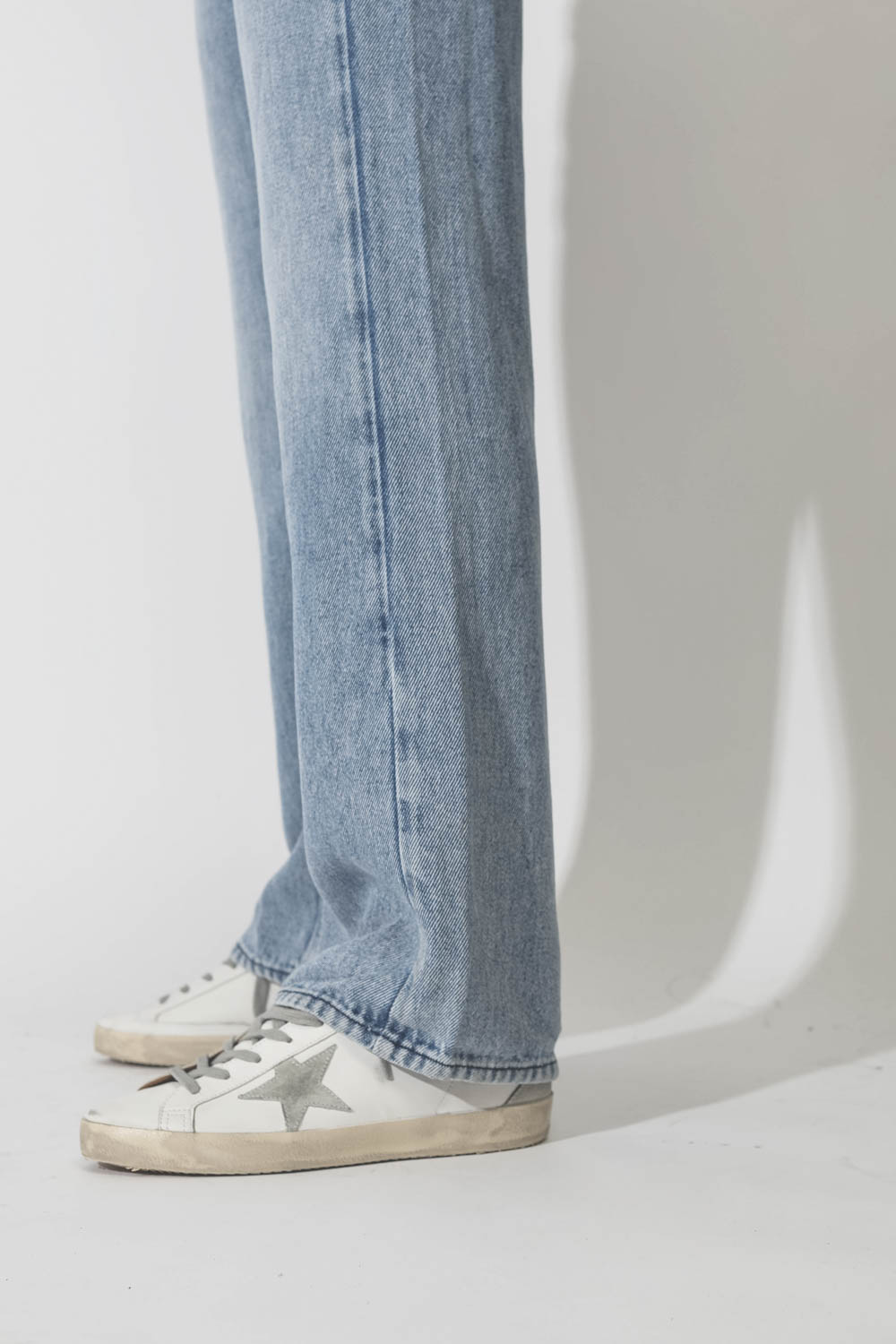 Chemise courte manches longues en coton rayé bleu ciel Susan Marant Etoile. Porté avec des tennis.