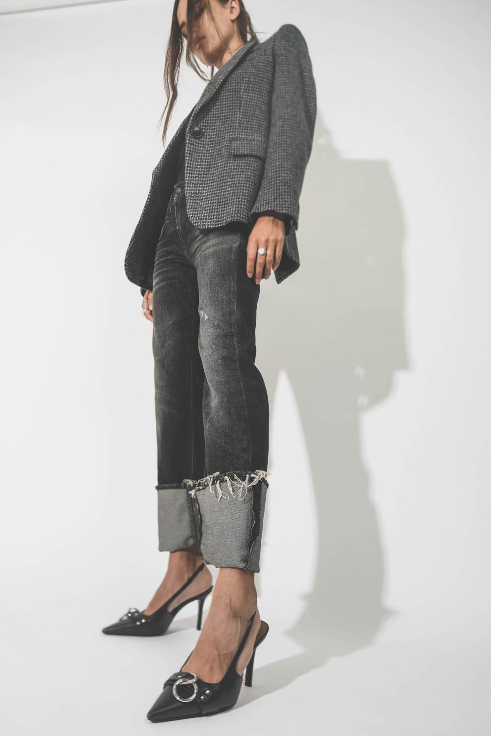 Veste cintrée en laine pied de poule noire et grise  Kerstin Marant Etoile. Porté avec des escarpins.
