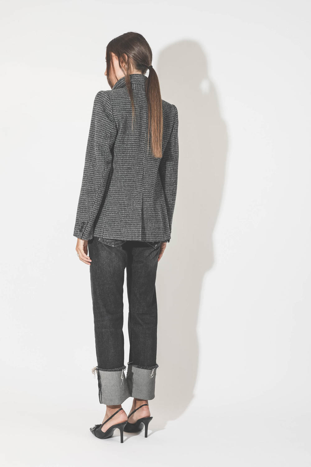 Veste cintrée en laine pied de poule noire et grise  Kerstin Marant Etoile. Porté de dos.