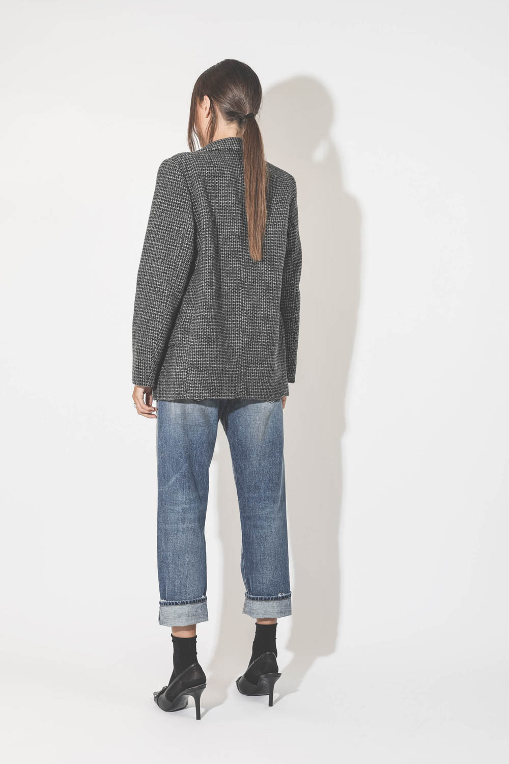 Veste masculine en laine pied de poule gris et noir Charline Marant Etoile. Porté de dos. 