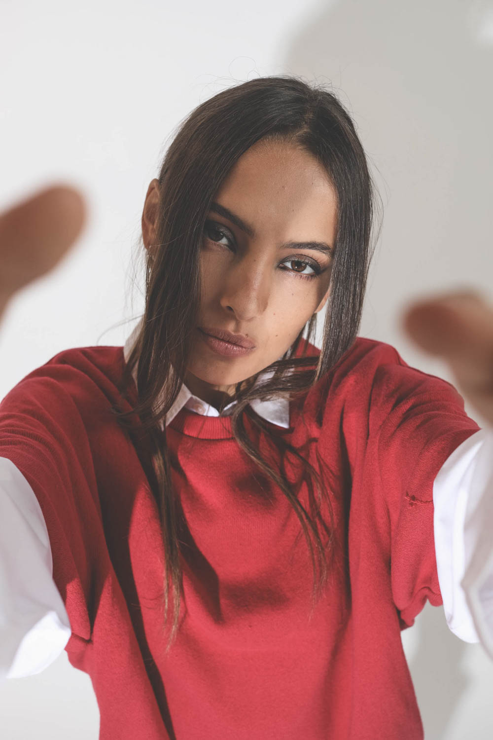Robe midi manches courtes en sweat-shirt rouge R13. Détail du col.