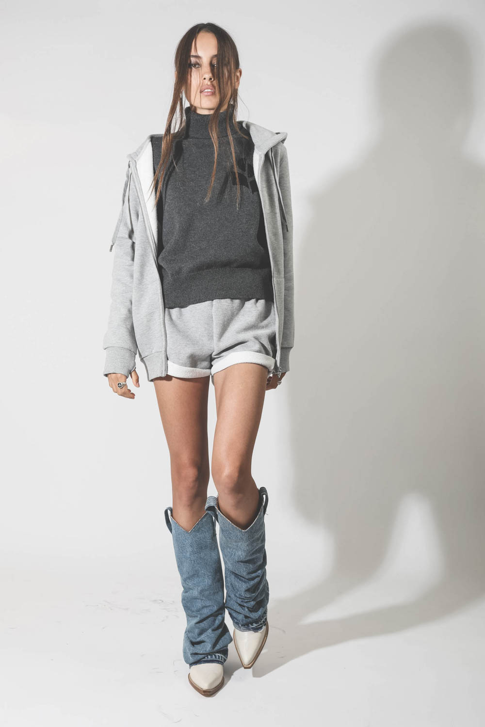 Pull col roulé gris anthracite logo noir en coton et laine Nash Marant Etoile. Porté avec une veste à capuche grise.