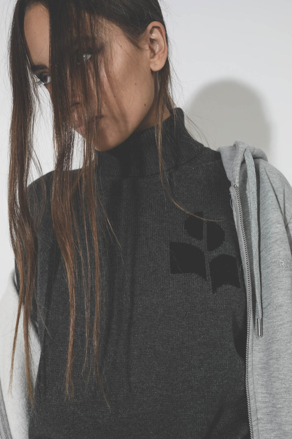 Pull col roulé gris anthracite logo noir en coton et laine Nash Marant Etoile. Détail du col roulé.