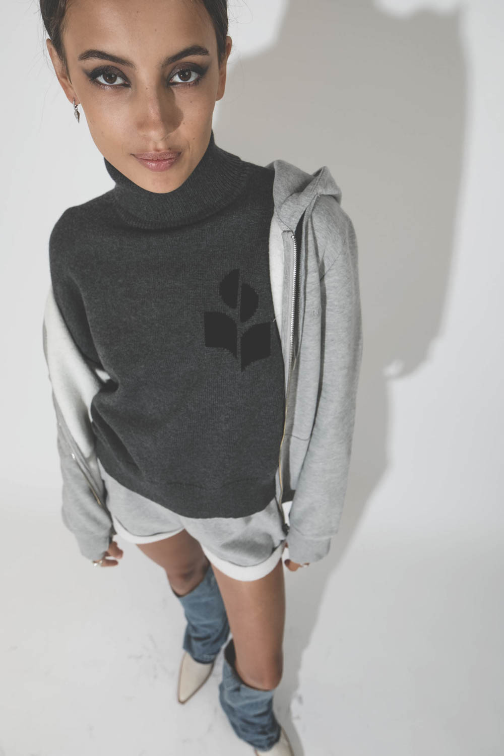 Pull col roulé gris anthracite logo noir en coton et laine Nash Marant Etoile. Porté avec un short en sweat-shirt gris.