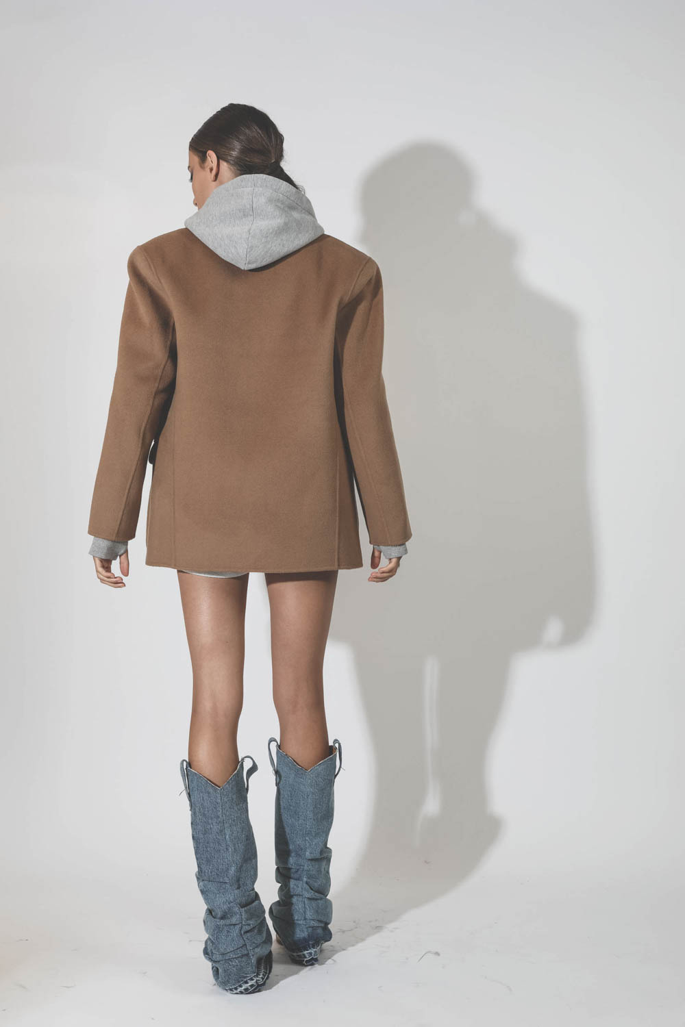 Bottes Santiags en cuir blanc et jean bleu ciel r13. Porté avec une veste camel.