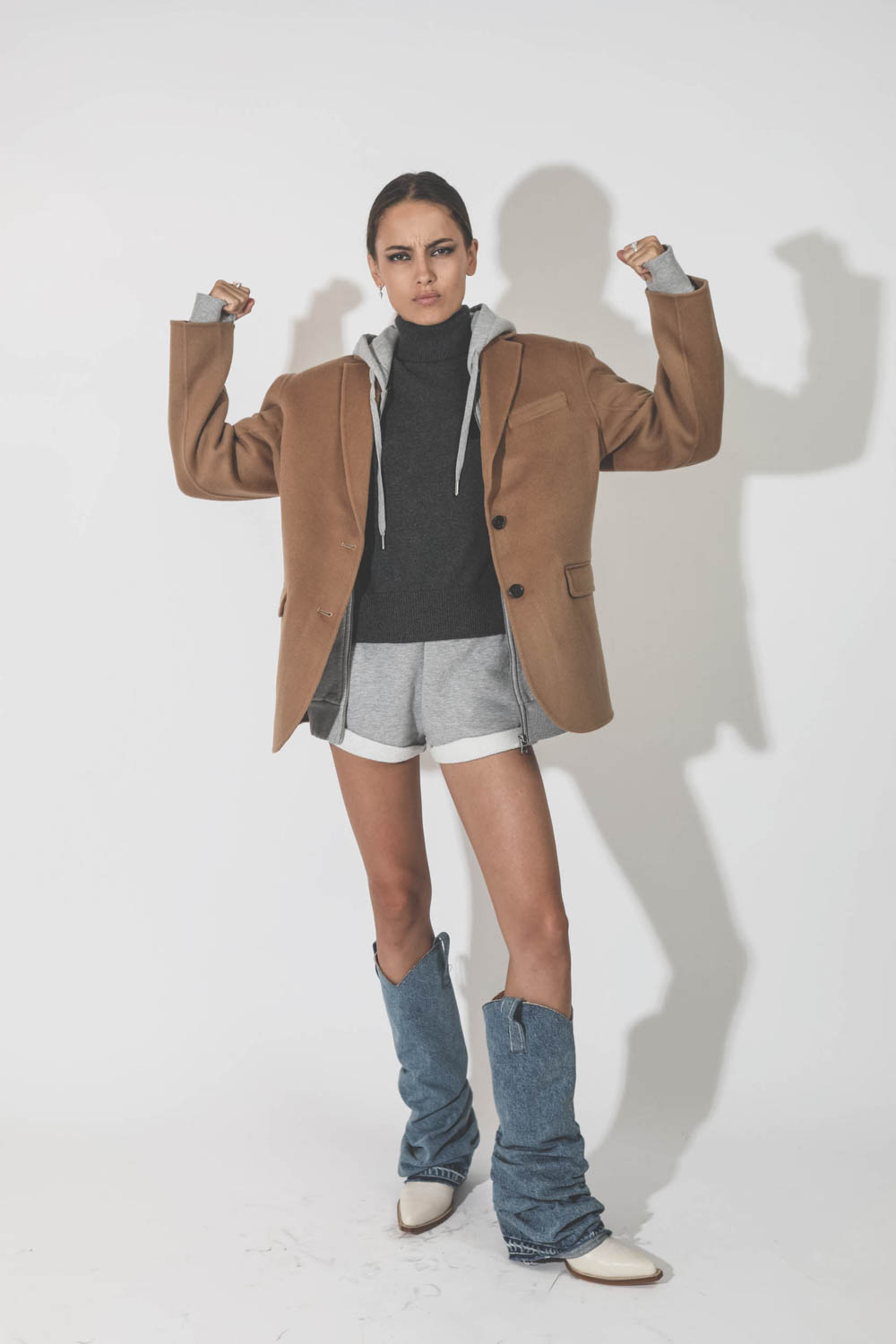Pull col roulé gris anthracite logo noir en coton et laine Nash Marant Etoile. Porté en superposition avec une veste en laine et cachemire camel.