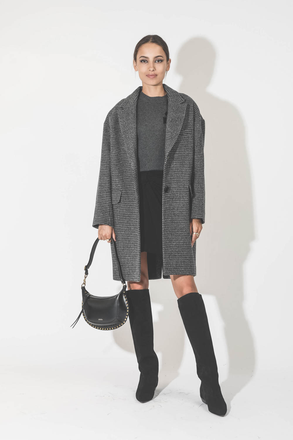 Pull col rond en coton laine gris anthracite avec logo noir Marisans Marant Etoile. Porté avec un manteau masculin. 