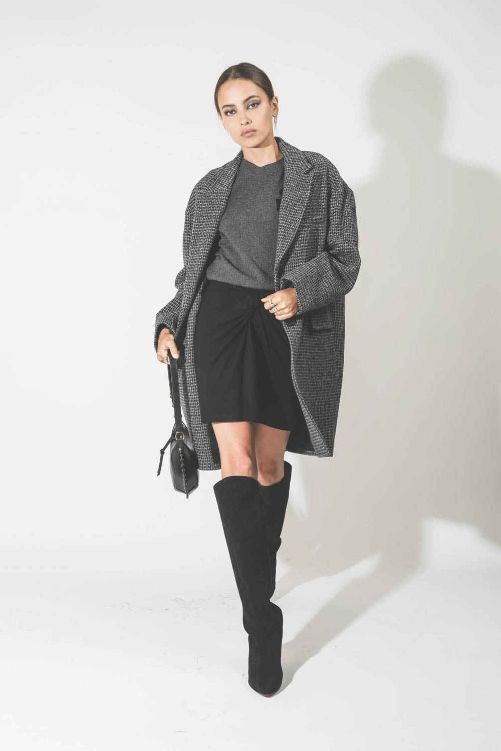 Manteau en laine pied de poule noir et gris Limiza Marant Etoile. Porté avec une mini-jupe drapée.